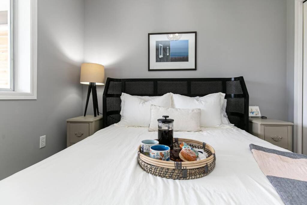ויקטוריה Lovely 2 Bedroom Suite Steps From The Beach מראה חיצוני תמונה