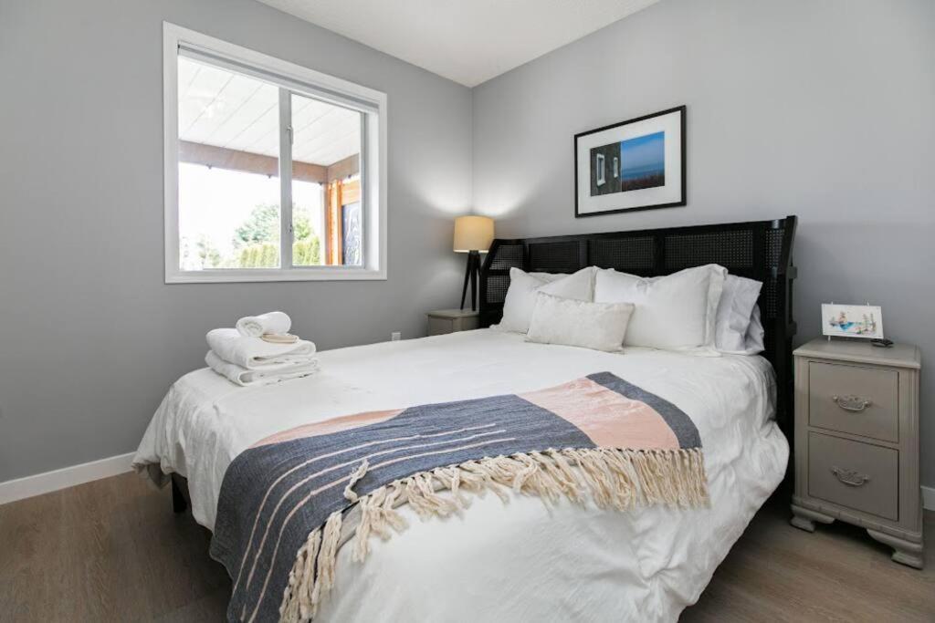 ויקטוריה Lovely 2 Bedroom Suite Steps From The Beach מראה חיצוני תמונה