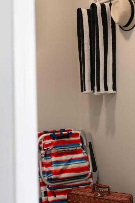 ויקטוריה Lovely 2 Bedroom Suite Steps From The Beach מראה חיצוני תמונה