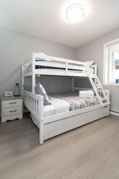 ויקטוריה Lovely 2 Bedroom Suite Steps From The Beach מראה חיצוני תמונה