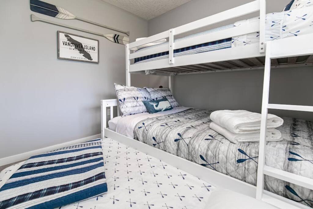 ויקטוריה Lovely 2 Bedroom Suite Steps From The Beach מראה חיצוני תמונה