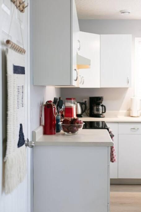 ויקטוריה Lovely 2 Bedroom Suite Steps From The Beach מראה חיצוני תמונה