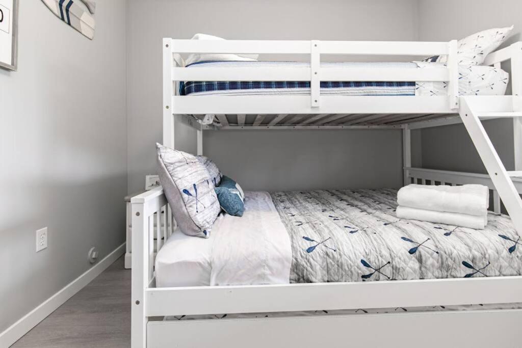 ויקטוריה Lovely 2 Bedroom Suite Steps From The Beach מראה חיצוני תמונה