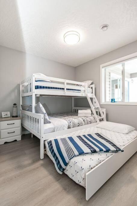 ויקטוריה Lovely 2 Bedroom Suite Steps From The Beach מראה חיצוני תמונה