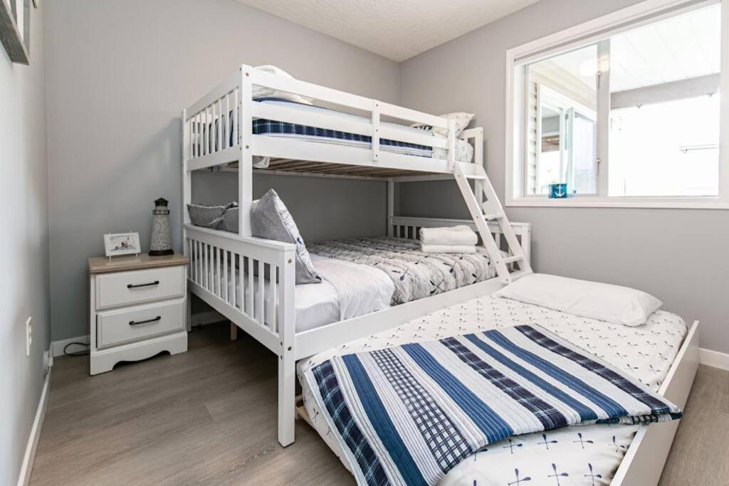ויקטוריה Lovely 2 Bedroom Suite Steps From The Beach מראה חיצוני תמונה