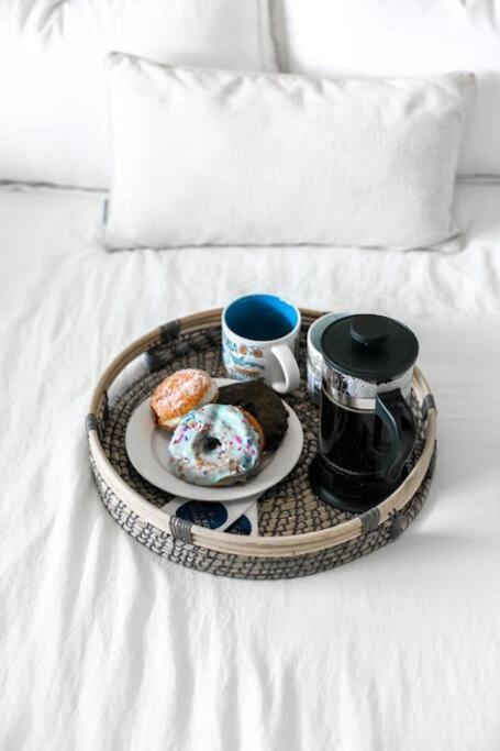 ויקטוריה Lovely 2 Bedroom Suite Steps From The Beach מראה חיצוני תמונה