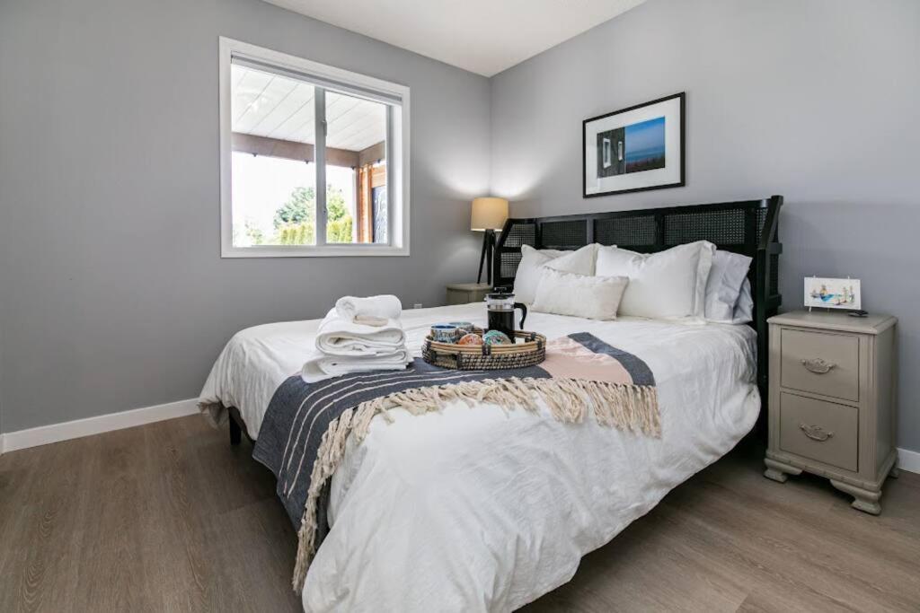 ויקטוריה Lovely 2 Bedroom Suite Steps From The Beach מראה חיצוני תמונה